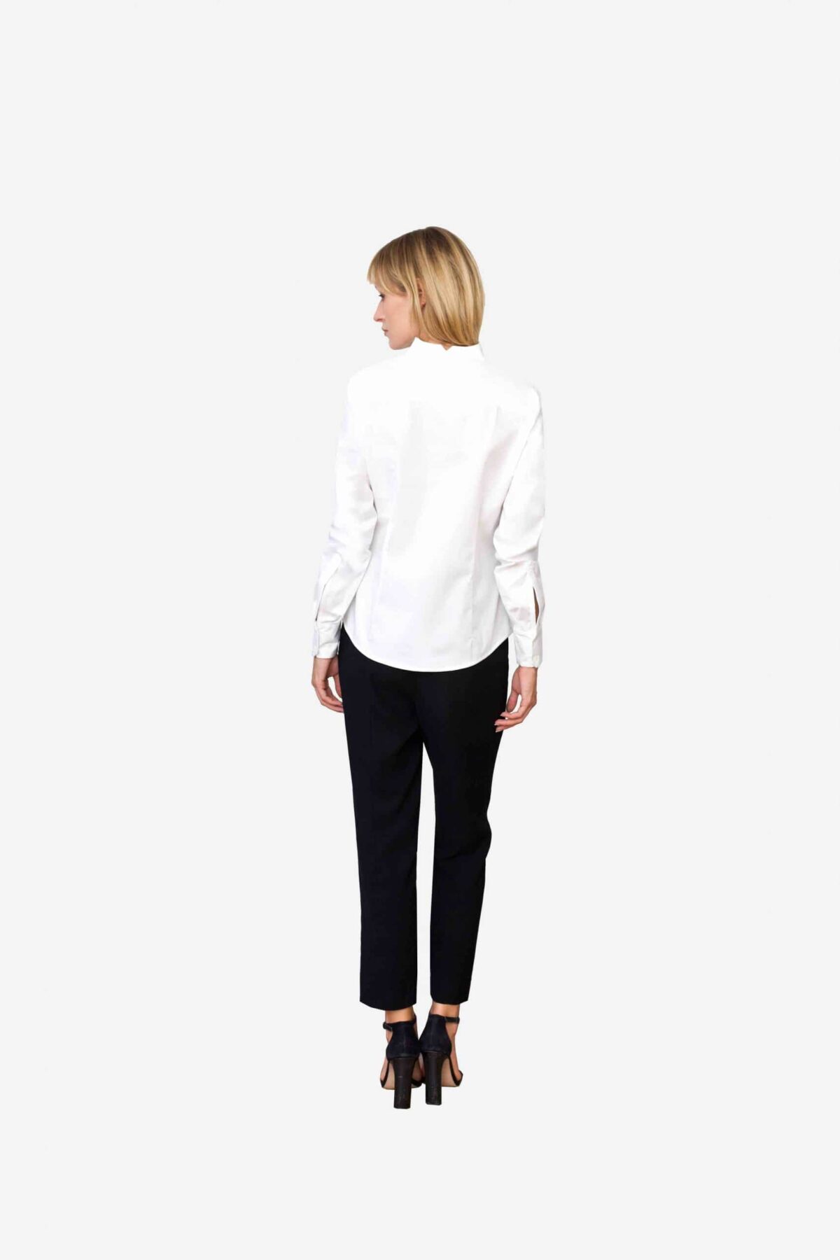 Bluse Sheirlyn von SANOGE. Stilvolle Designer Business Bluse in weiß mit Kelchkragen. Stehkragen. und Umschlagmanschetten. Mode aus Deutschland.