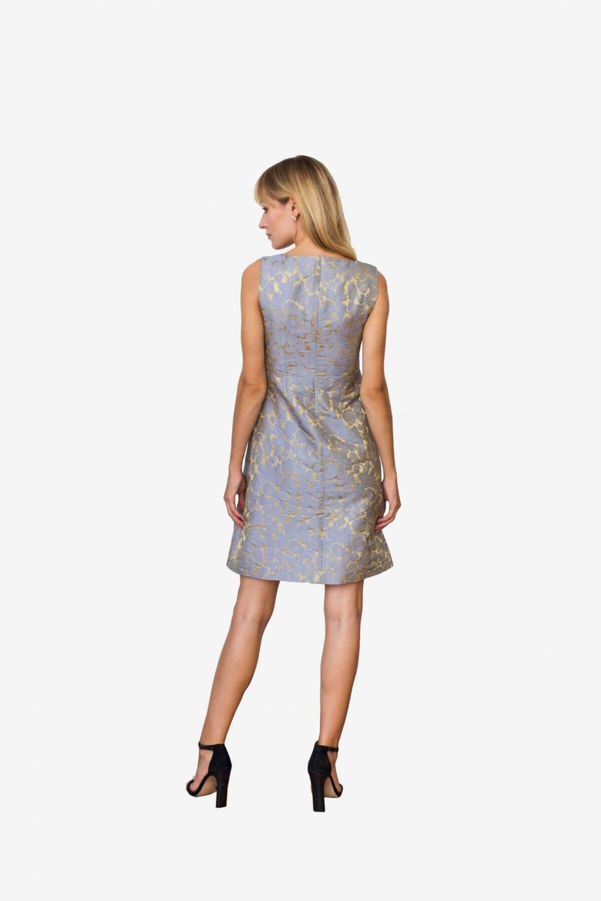 Kleid Madeleine von SANOGE. Elegantes Etuikleid aus Jacquard Stoff in blau und gold. Nachhaltige Mode.