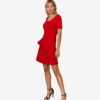Kleid Loretta von SANOGE. Feminines Etuikleid in rot mit Volant und kurzem Arm. Knielang. Aus rotem Premium Jersey.